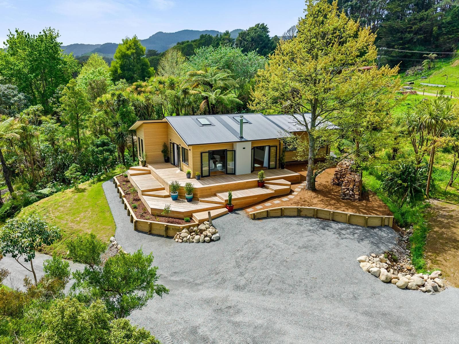 Lifestyle retreat: new build + cottage